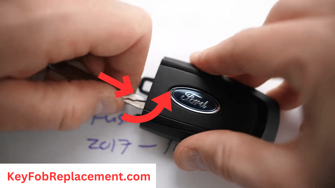 Ford Fusion 2017 2018 2019 Flip key, remove battery cover