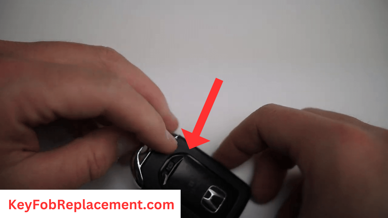 Honda CR-V Reassemble key fob and insert key