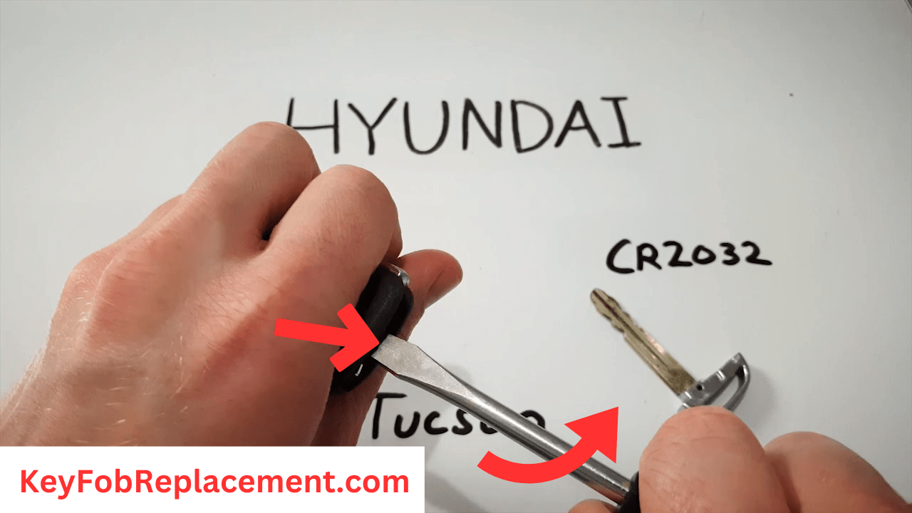 Hyundai Tucson Insert screwdriver, twist, separate halves