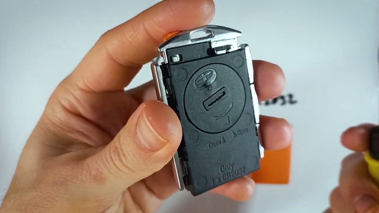 How to Replace the Battery in a Volvo V90 Key Fob (2017 – 2018)